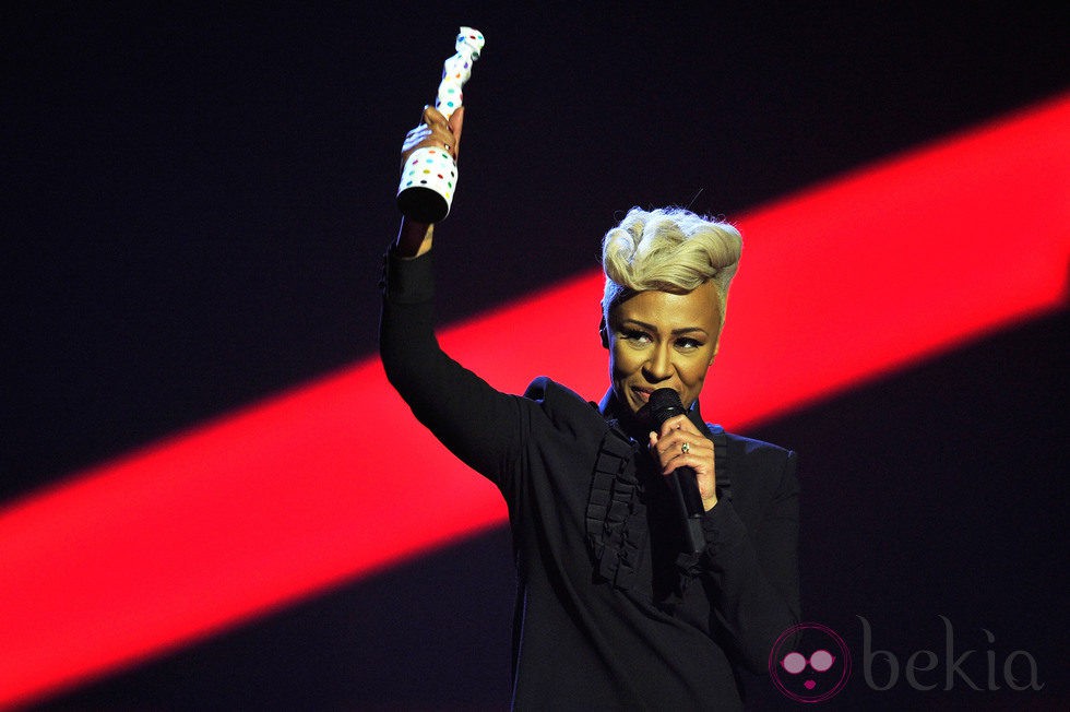 Emeli Sandé recoge su galardón en la gala de los Brit Awards 2013