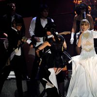 Taylor Swift actuando en la gala de los Brit Awards 2013