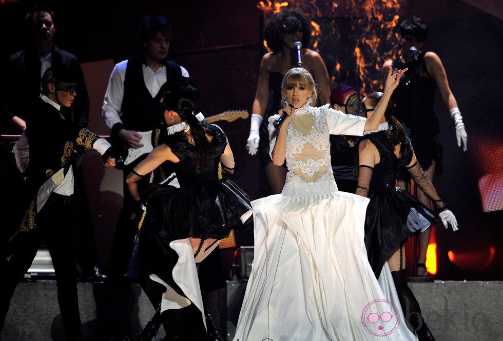 Taylor Swift actuando en la gala de los Brit Awards 2013