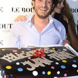 Juan Peña con la tarta de su 33 cumpleaños