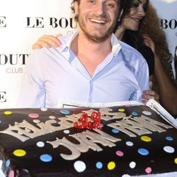 Juan Peña con la tarta de su 33 cumpleaños