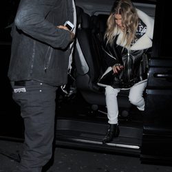 Fergie saliendo del coche ayudada por su marido Josh Duhamel
