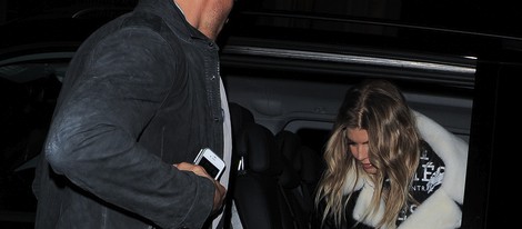 Fergie saliendo del coche ayudada por su marido Josh Duhamel