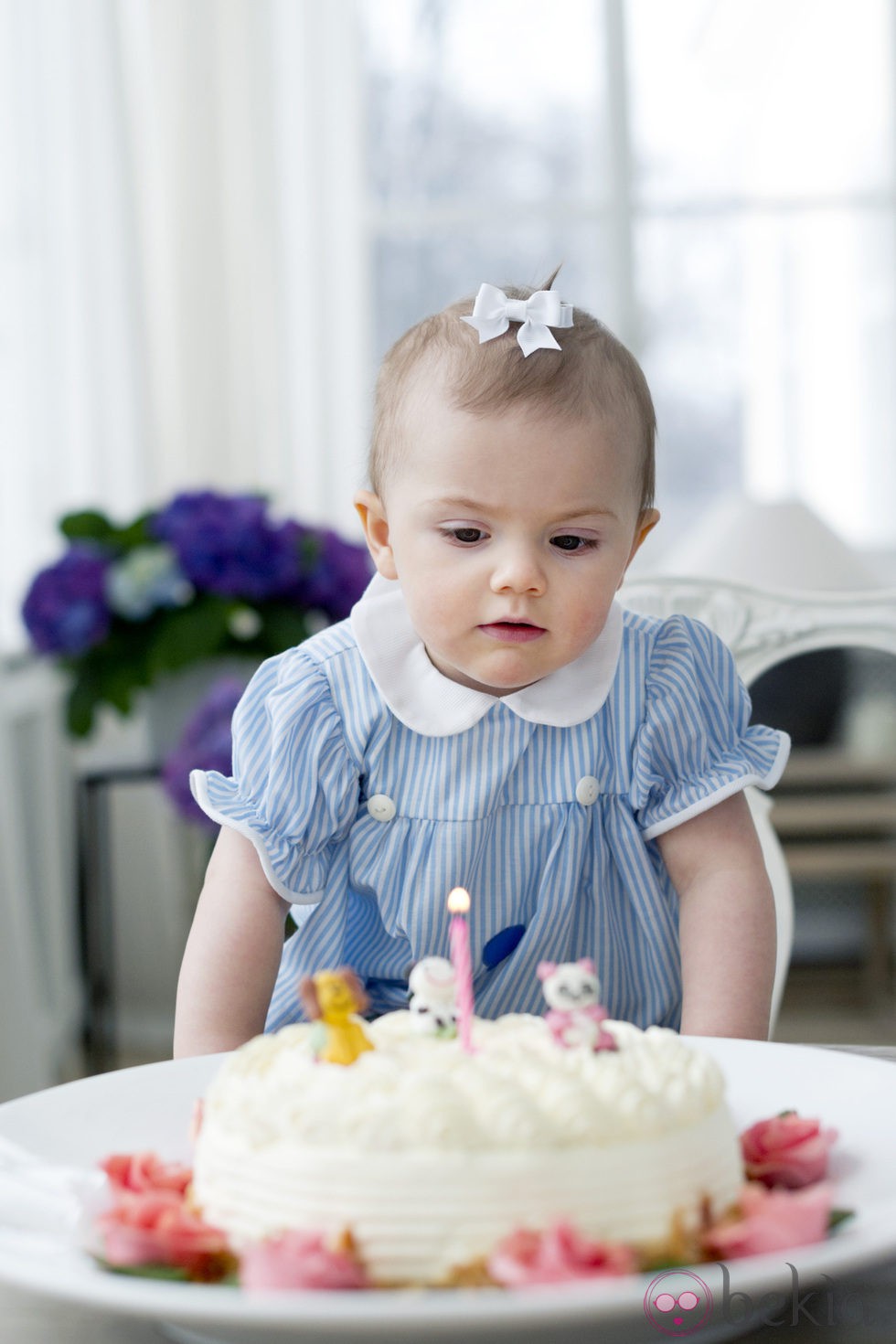Estela de Suecia con la tarta de su primer cumpleaños