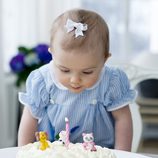 Estela de Suecia sopla las velas de la tarta de su primer cumpleaños