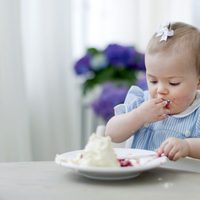 Estela de Suecia come la tarta de su primer cumpleaños