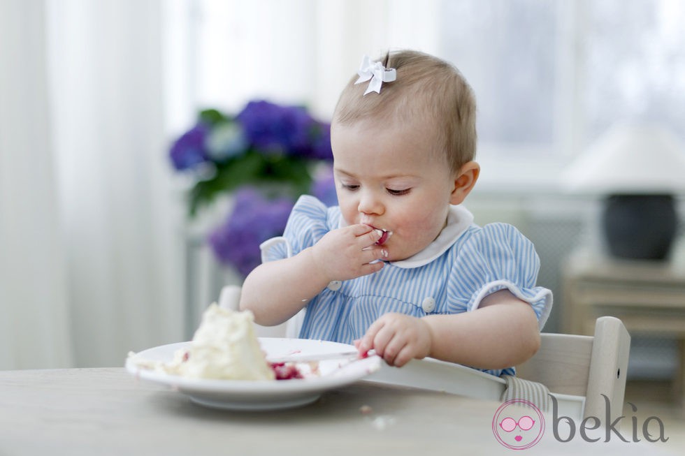 Estela de Suecia come la tarta de su primer cumpleaños