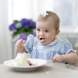 Estela de Suecia prueba la tarta de su primer cumpleaños