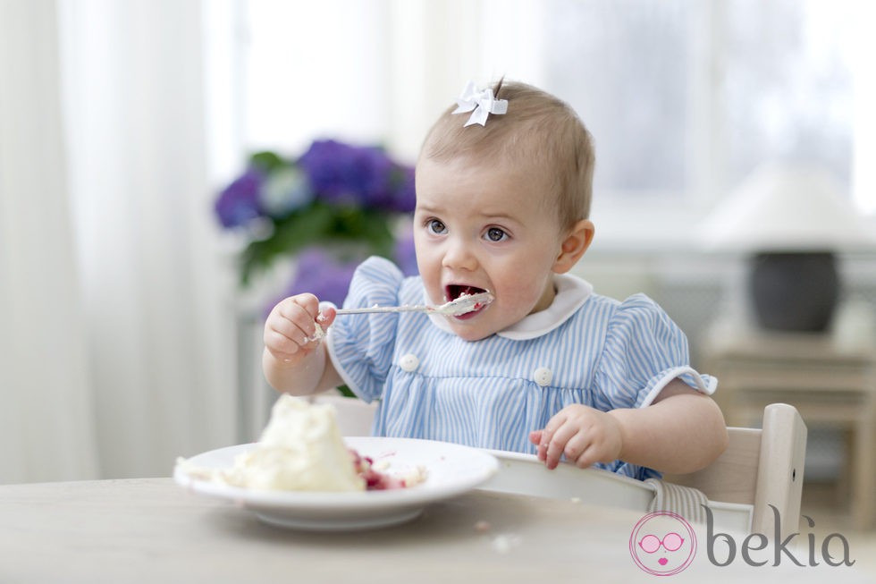 Estela de Suecia prueba la tarta de su primer cumpleaños