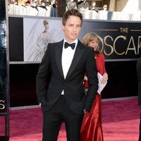 Eddie Redmayne en la alfombra roja de los Oscar 2013