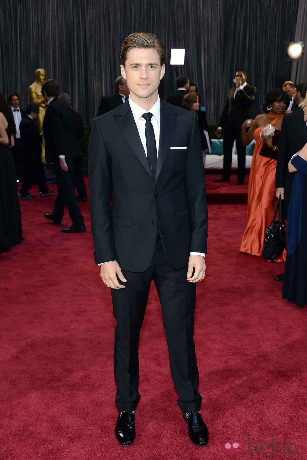 Aaron Tveit en la alfombra roja de los Oscars 2013