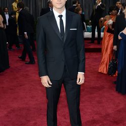 Aaron Tveit en la alfombra roja de los Oscars 2013