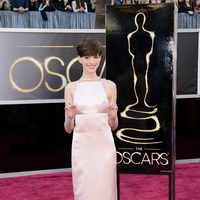 Anne Hathaway en la alfombra roja de los Oscar 2013