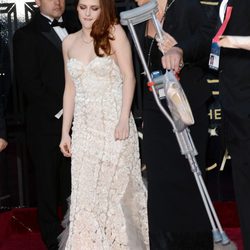 Kristen Stewart deja las muletas para posar en la alfombra roja de los Oscar 2013