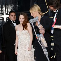 Kristen Stewart deja las muletas para posar en la alfombra roja de los Oscar 2013