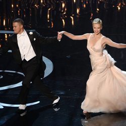 Channing Tatum y Charlize Theron bailando en los Oscar 2013