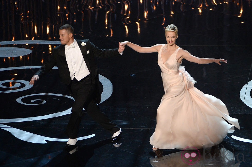 Channing Tatum y Charlize Theron bailando en los Oscar 2013