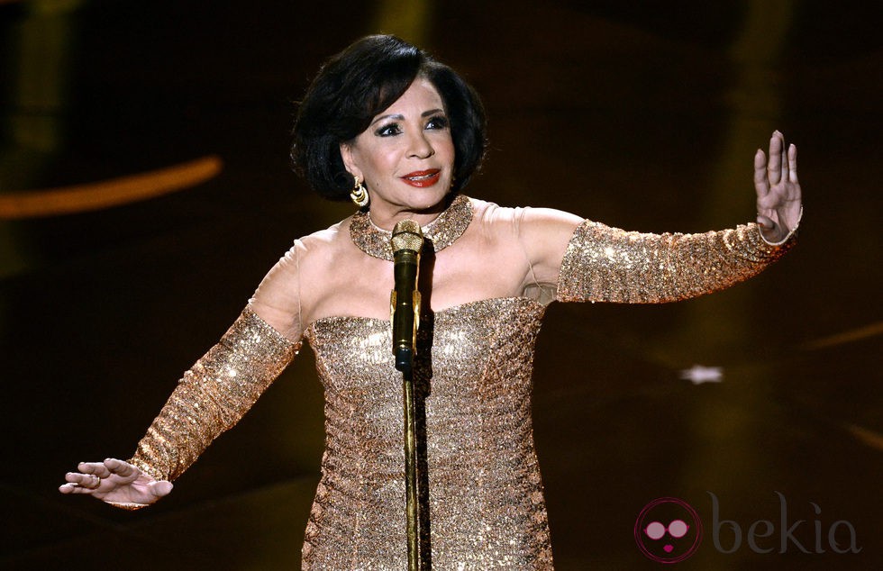 Shirley Bassey durante su actuación en los Oscar 2013