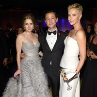Amy Adams, Joseph Gordon-Levitt y Charlize Theron en la fiesta Governors Ball tras los Oscar 2013