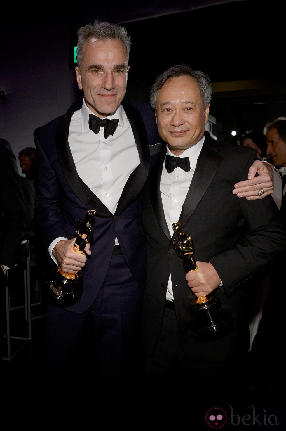 Daniel Day-Lewis y Ang Lee posando con sus Oscar 2013 en la fiesta Governors Ball