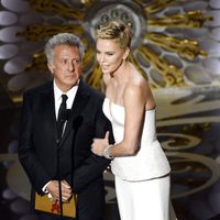 Dustin Hoffman y Charlize Theron en la gala de los Oscar 2013