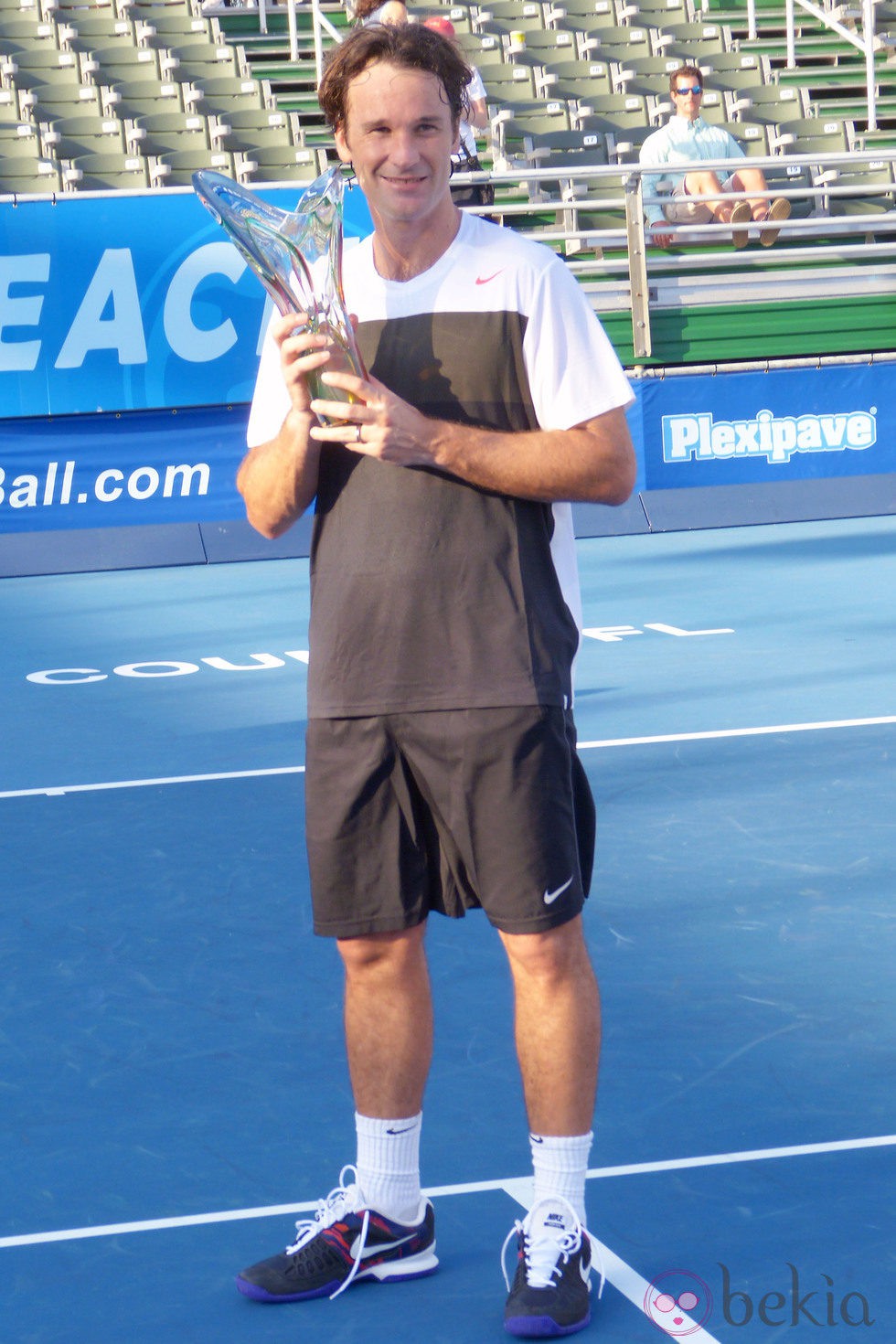 Carlos Moyá posa con su trofeo tras ganar el torneo de tenis de Delray Beach