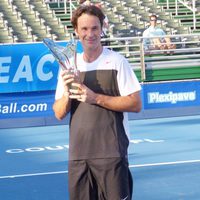 Carlos Moyá posa con su trofeo tras ganar el torneo de tenis de Delray Beach