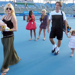 Carlos Moyá y Carolina Cerezuela con sus hijos tras el torneo de Delray Beach