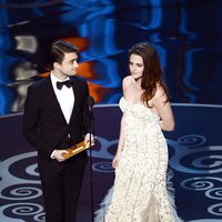 Daniel Radcliffe y Kristen Stewart presentan en la ceremonia de los Oscar 2013