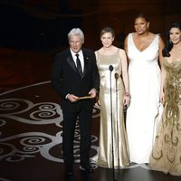 Richard Gere, Renee Zellweger, Queen Latifah y Catherine Zeta-Jones entregan un premio en los Oscar 2013
