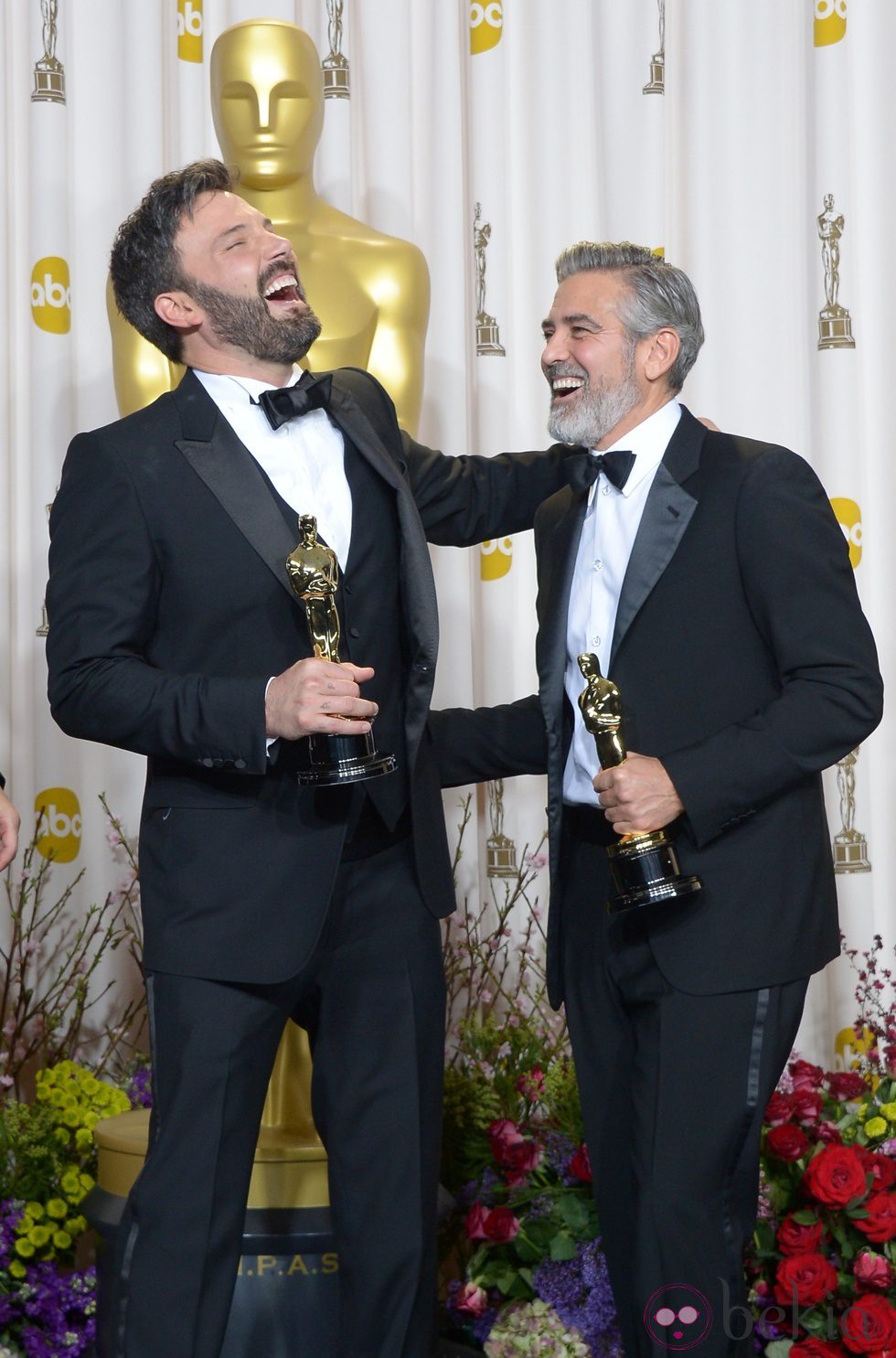 Ben Affleck y George Clooney con sus galardones en la ceremonia de los Oscar 2013