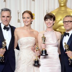 Daniel Day-Lewis, Jennifer Lawrence, Anne Hathaway y Christoph Waltz posando con sus Oscar 2013