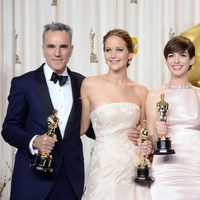 Daniel Day-Lewis, Jennifer Lawrence, Anne Hathaway y Christoph Waltz posando con sus Oscar 2013
