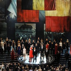 El equipo de 'Los Miserables' durante la ceremonia de los Oscar 2013