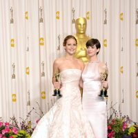 Jennifer Lawrence y Anne Hathaway posando con sus galardones en los Oscar 2013