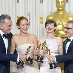 Los actores y actrices posan con sus galardones en los Oscar 2013