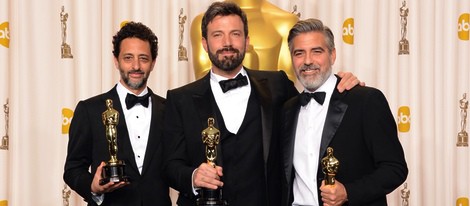 El equipo de 'Argo' con sus estatuillas en los Oscar 2013