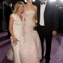 Jennifer Lawrence con sus padres en la fiesta Governors Ball tras los Oscar 2013