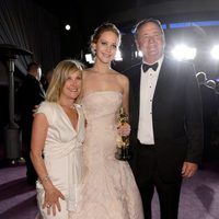 Jennifer Lawrence con sus padres en la fiesta Governors Ball tras los Oscar 2013