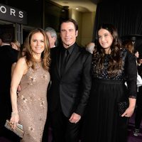 John Travolta y Kelly Preston con su hija en la fiesta Governors Ball tras los Oscar 2013