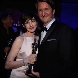 Anne Hathaway y Tom Hoopper en la fiesta Governors Ball tras los Oscar 2013