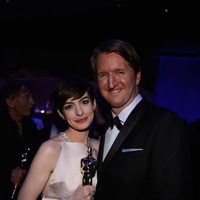 Anne Hathaway y Tom Hoopper en la fiesta Governors Ball tras los Oscar 2013