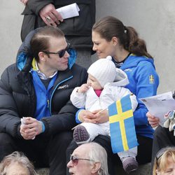 Victoria y Daniel de Suecia con la Princesa Estela en un campeonato de esquí