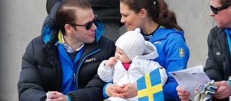 Victoria y Daniel de Suecia con la Princesa Estela en un campeonato de esquí