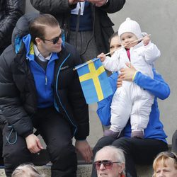La Princesa Estela anima junto a Victoria y Daniel de Suecia al equipo nacional de esquí