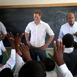 El Príncipe Harry en clase con unos niños en Lesotho