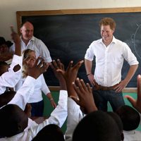 El Príncipe Harry en clase con unos niños en Lesotho