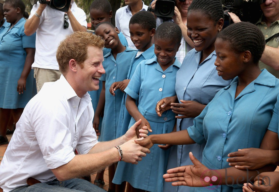 El Príncipe Harry saluda a unas niñas en Lesotho