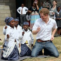 El Príncipe Harry baila con unas niñas en Lesotho