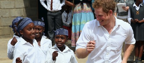 El Príncipe Harry baila con unas niñas en Lesotho